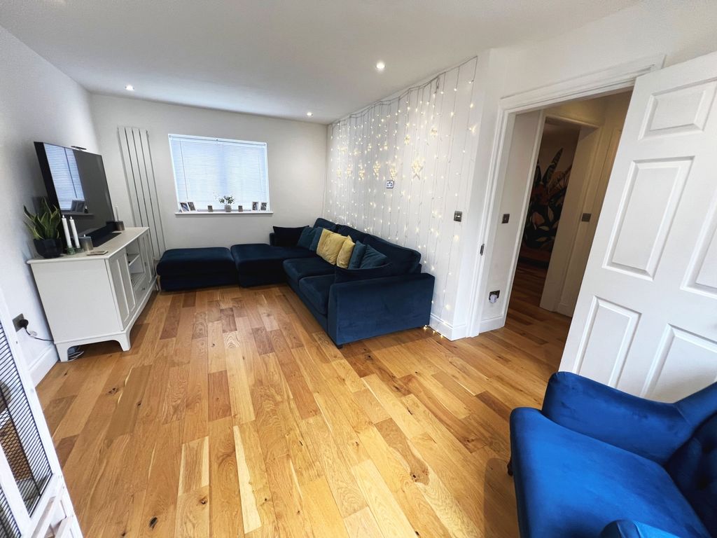 Property photo 3 of 12 Lounge