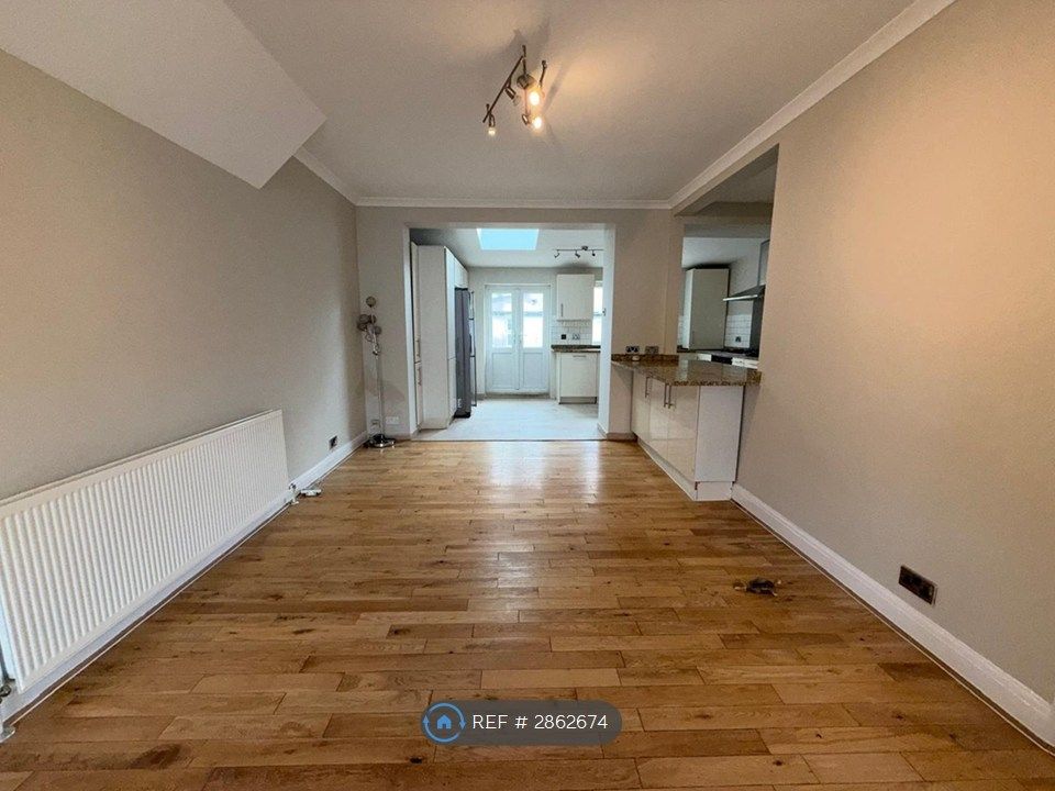 Property photo 3 of 12 Through Lounge