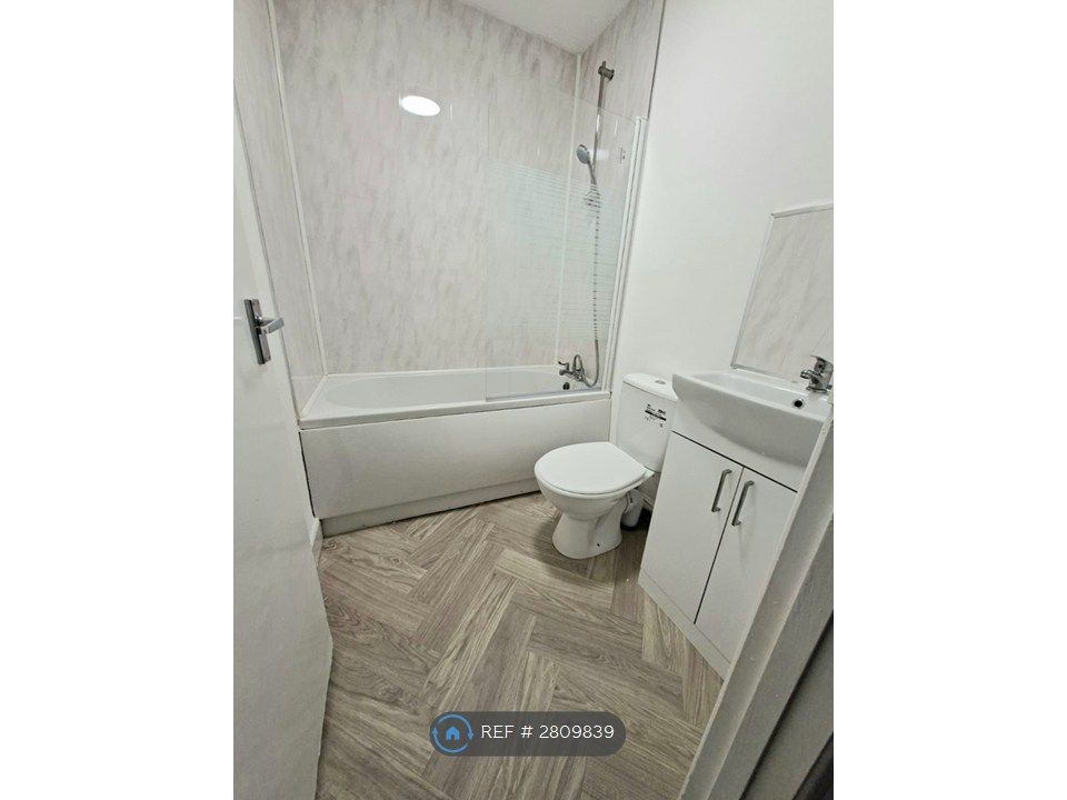 Property photo 2 of 8 Flat 4