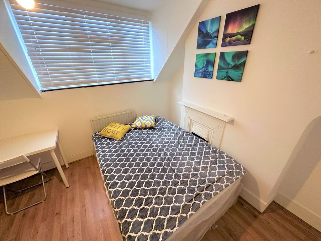 Property photo 3 of 5 Bright And Tidy Double Bedroom Featuring A Comfort...