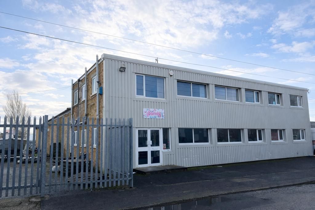 Property photo 1 of 8 Photo 8