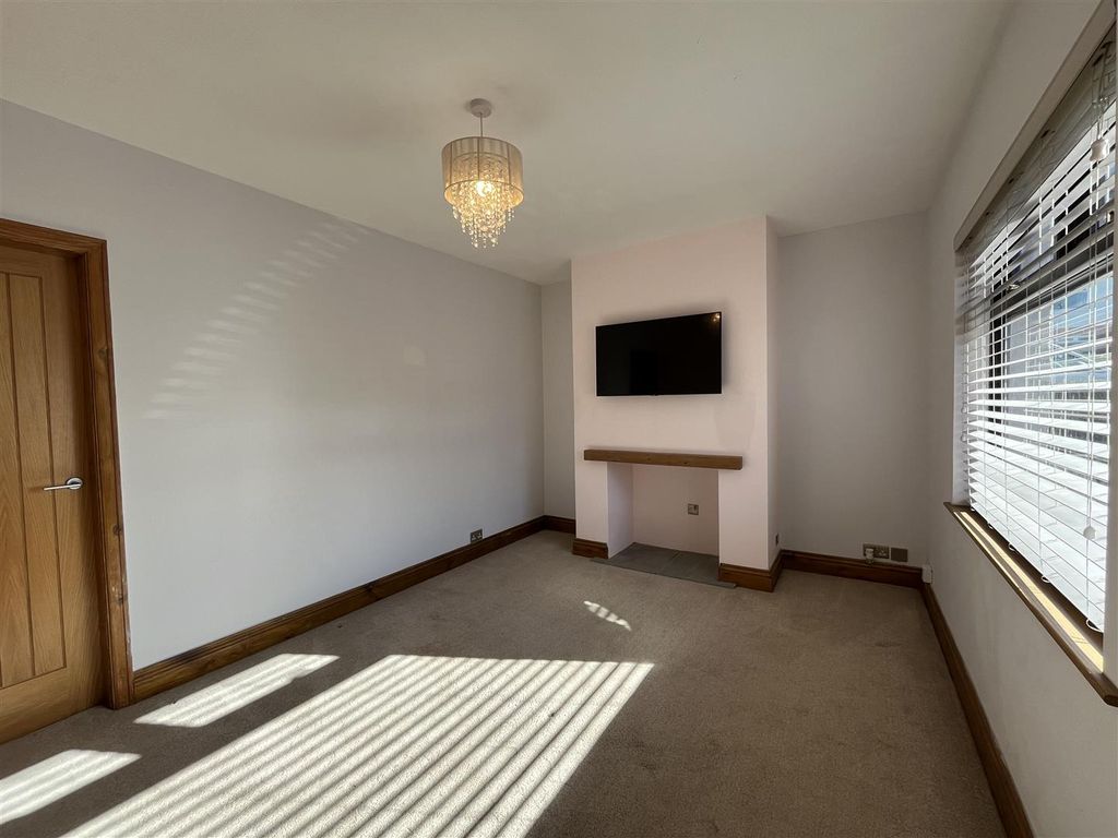 Property photo 3 of 15 Lounge