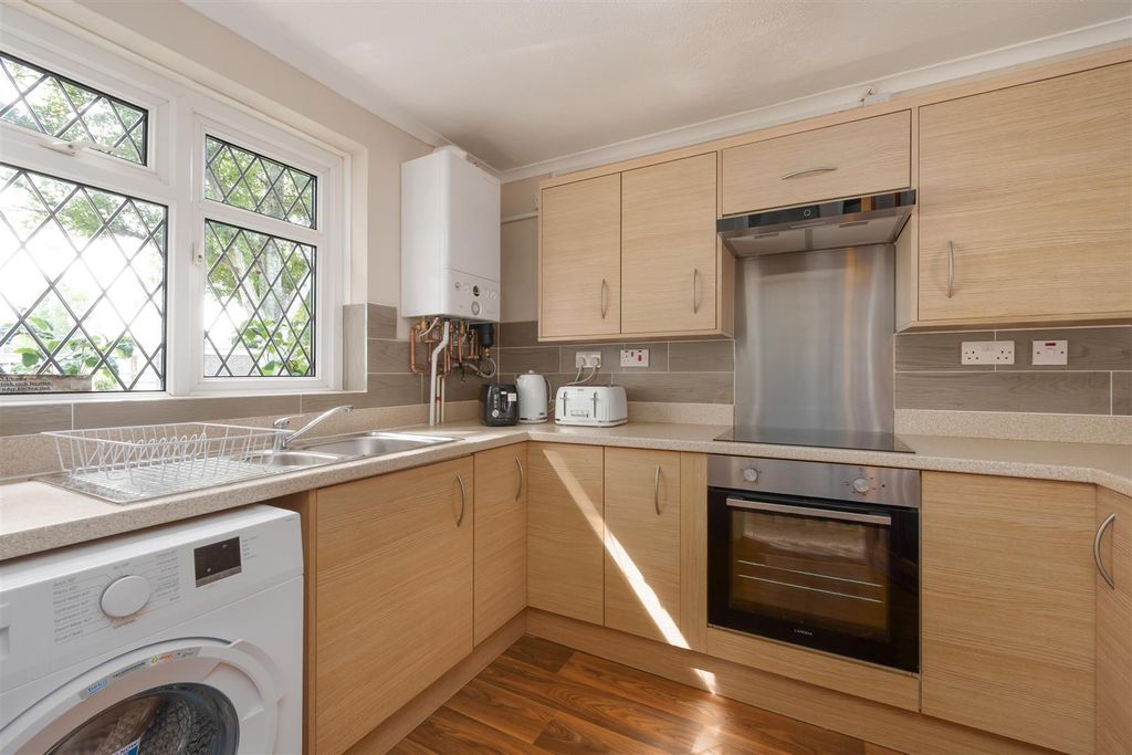 Property photo 3 of 16 Ulcombe Gardens, Canterbury