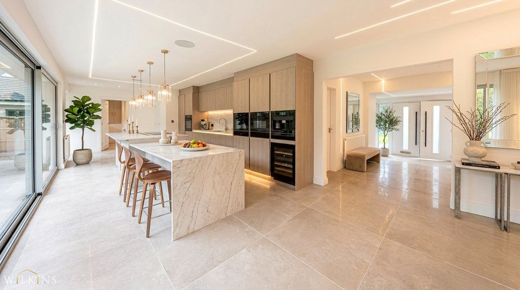 Property photo 2 of 32 Picture No. 11