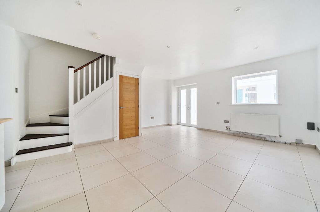 Property photo 2 of 12 1331233-4-688253c...