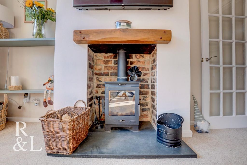 Property photo 3 of 32 151 Woodville (2).Jpg