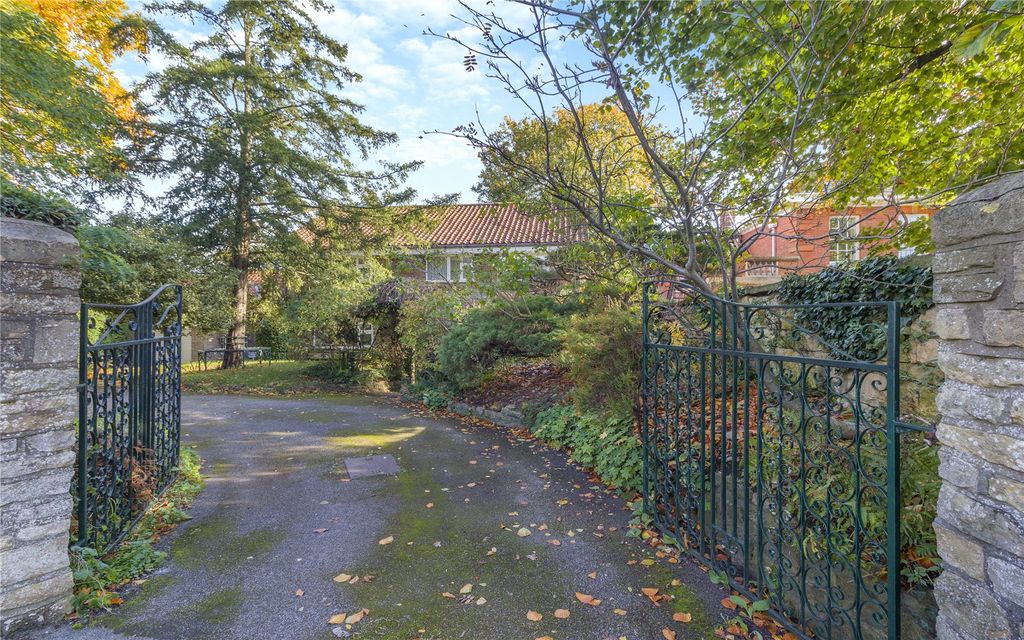 Property photo 3 of 20 Entrance