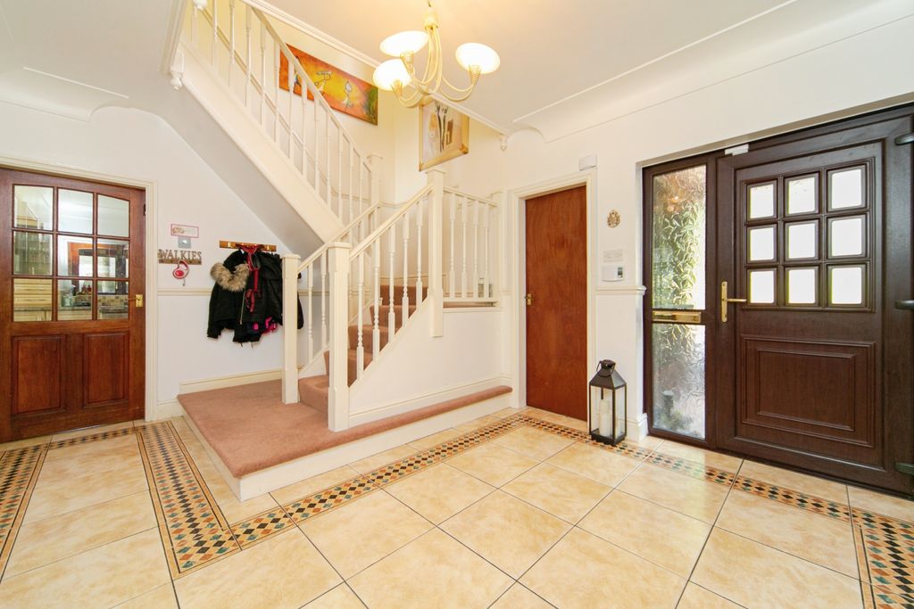 Property photo 2 of 21 Entrance Hall