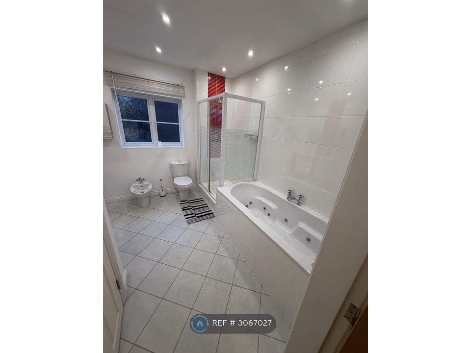 Property photo 2 of 9 Masters - Ensuite