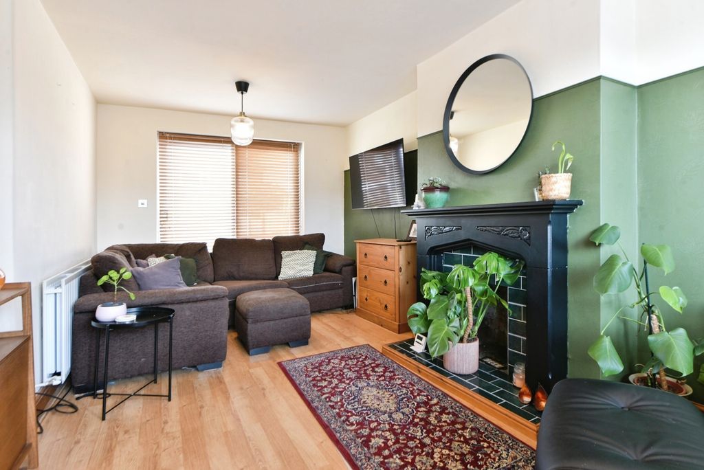 Property photo 1 of 17 Lounge