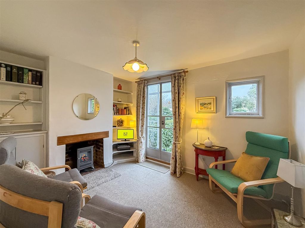 Property photo 3 of 18 Lounge