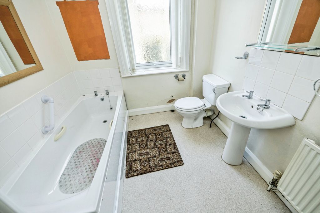 Property photo 2 of 16 Bathroom