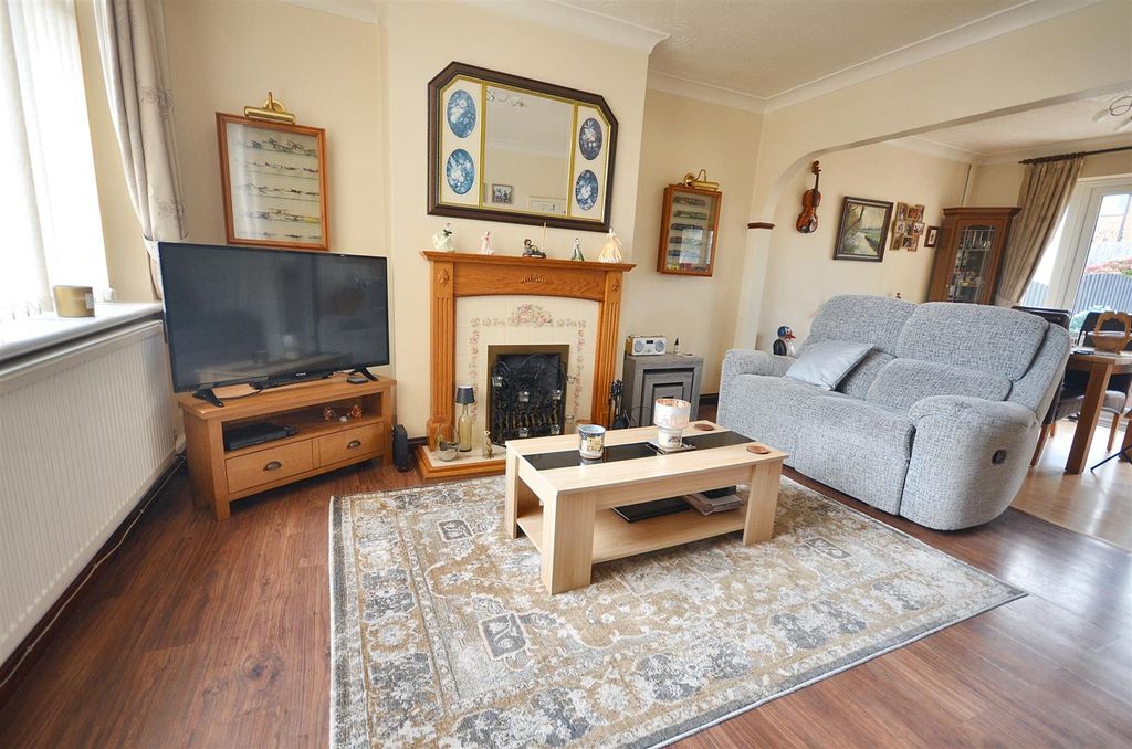 Property photo 2 of 16 Lounge