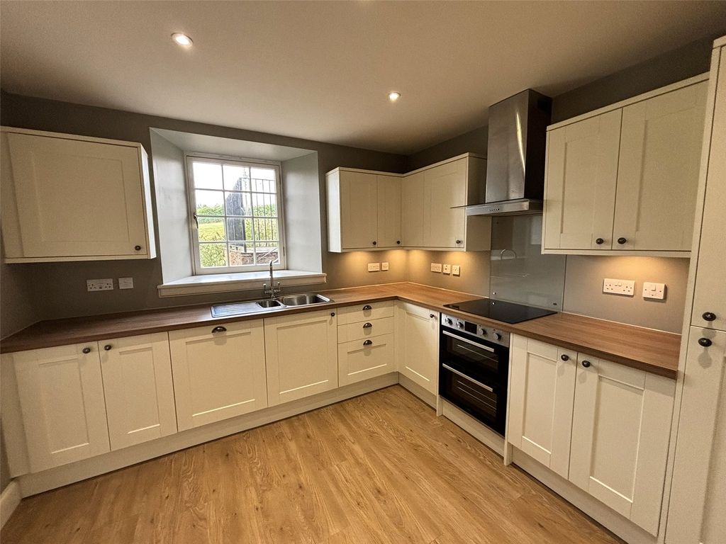 Property photo 2 of 18 Picture No. 24