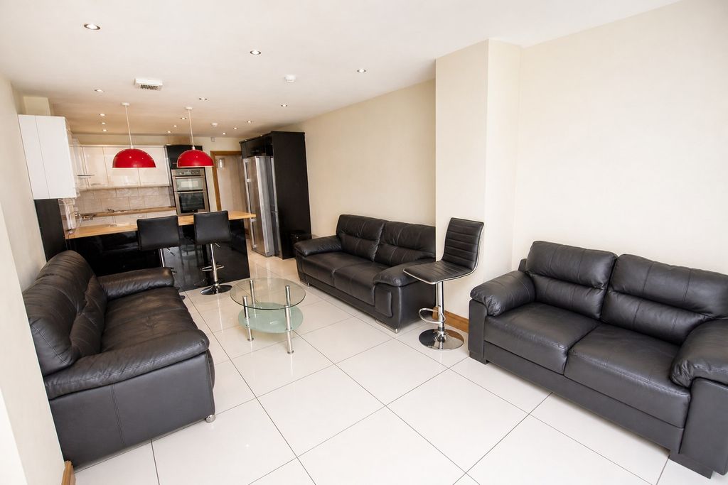 Property photo 1 of 11 Approach