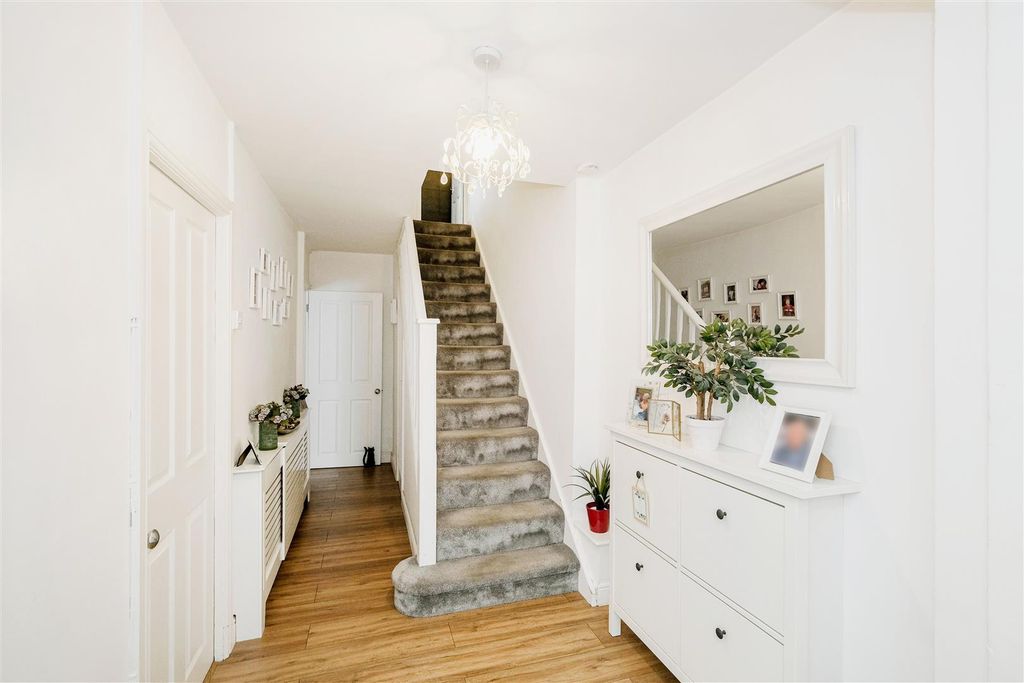 Property photo 2 of 28