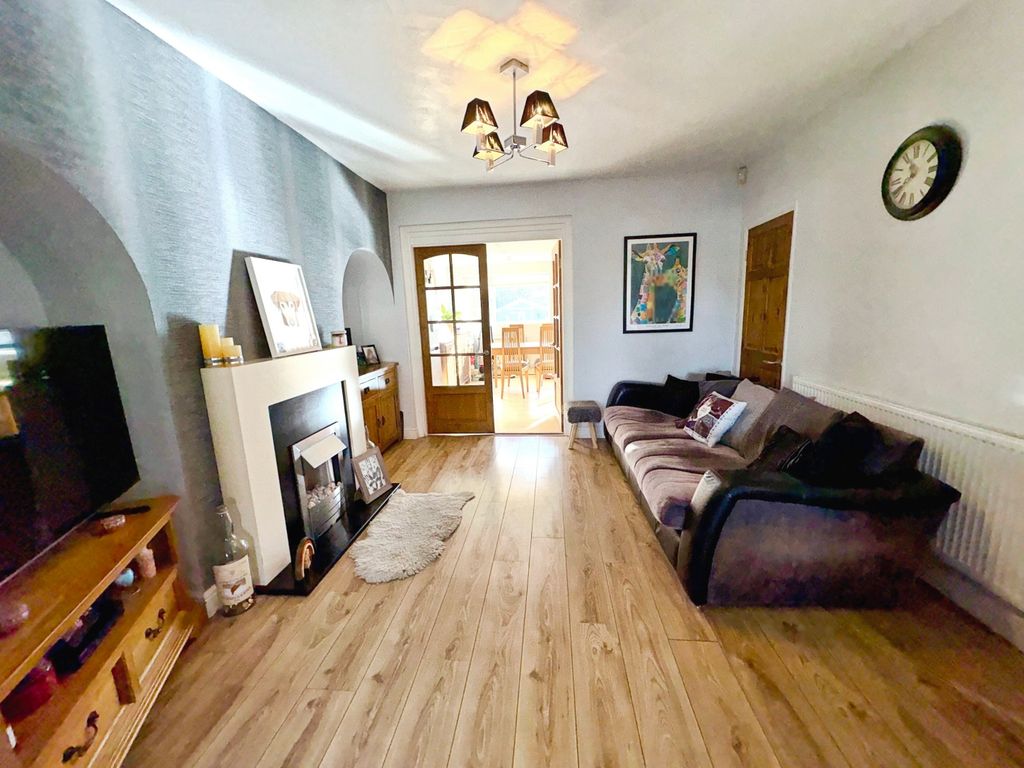 Property photo 2 of 17 E2Ab2485-Img_1181