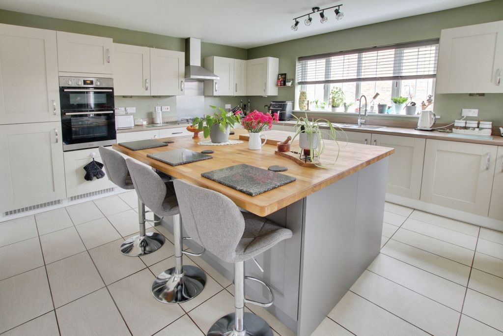 Property photo 2 of 21