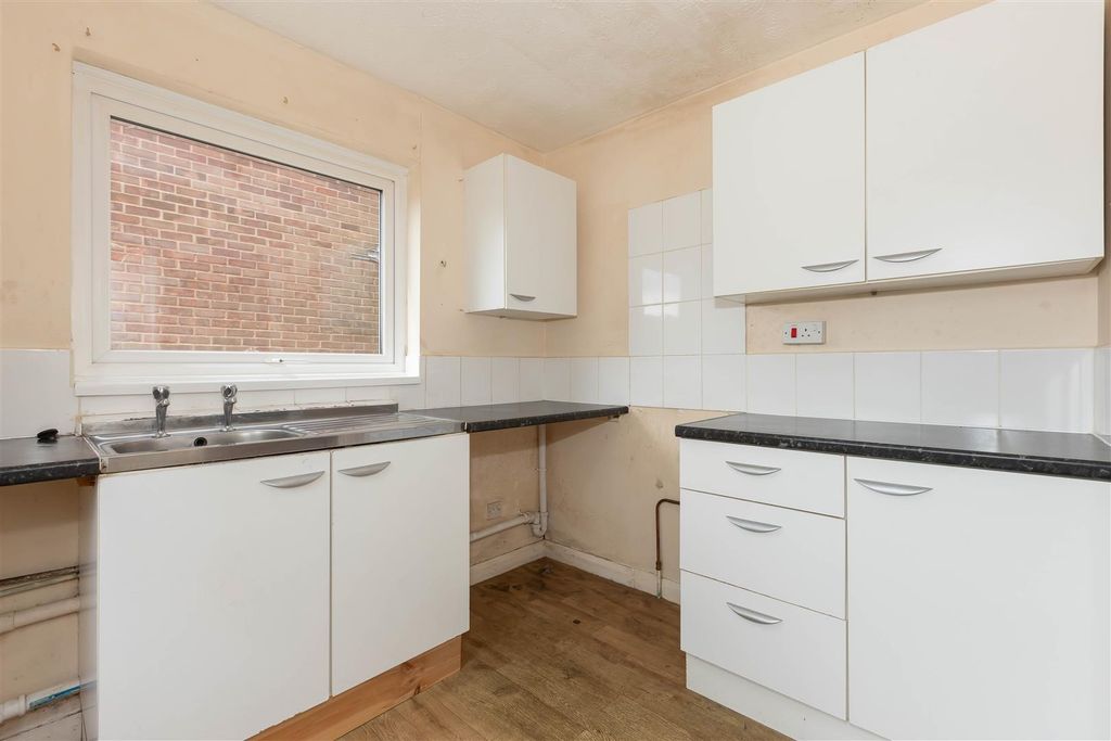 Property photo 3 of 14 Admiral Close_8.Jpg