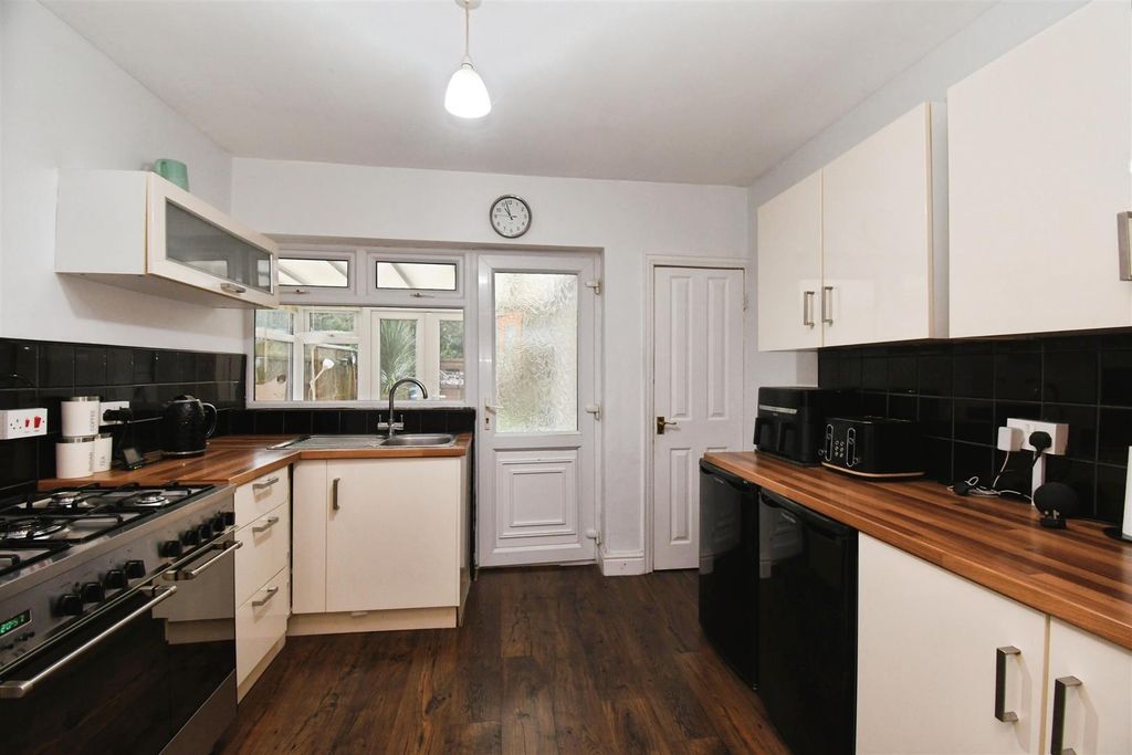 Property photo 3 of 13 90ee390c-U 20 20 2842 29.Jpg