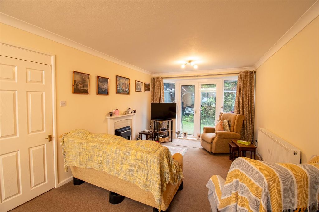 Property photo 2 of 11 Lounge