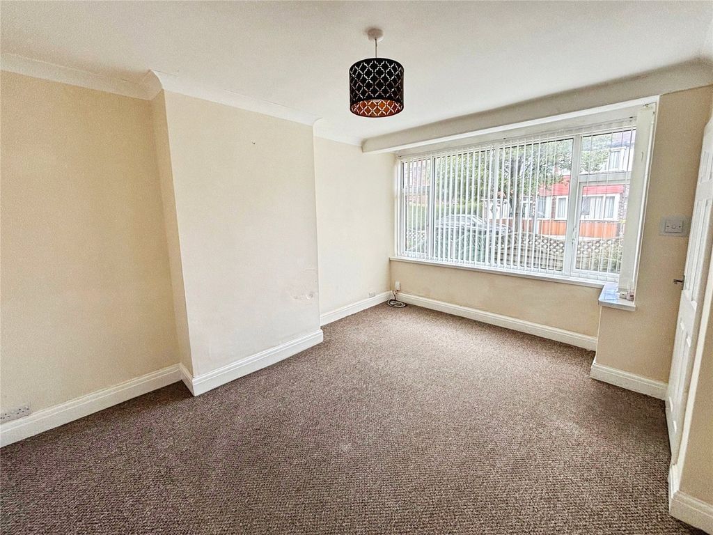 Property photo 3 of 10 Lounge
