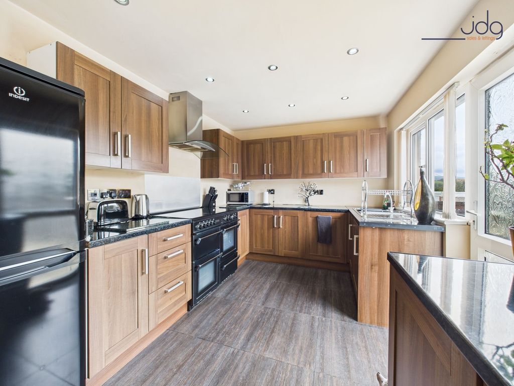 Property photo 2 of 15 Spacious Kitchen With Breakfast Bar