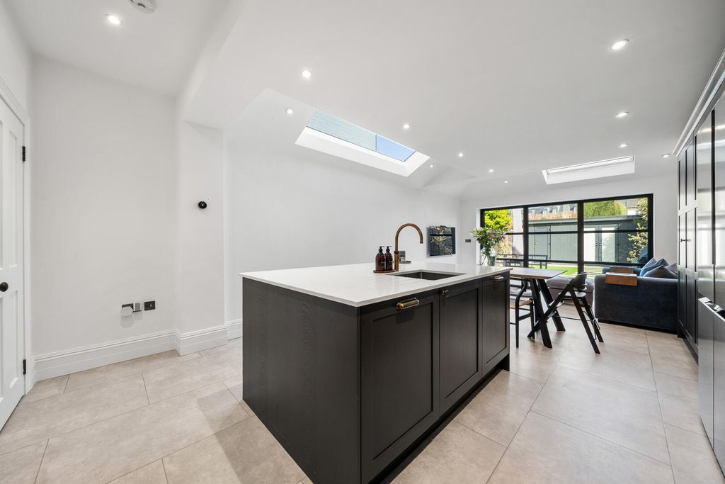 Property photo 3 of 23 Kitchen