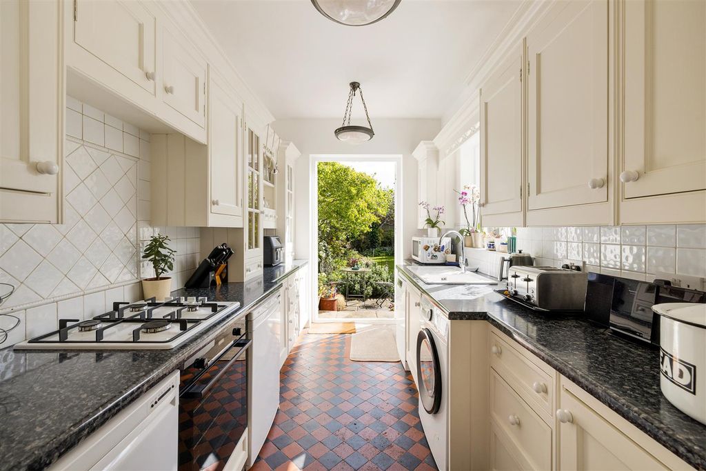 Property photo 3 of 55 Belgrave Road, E11