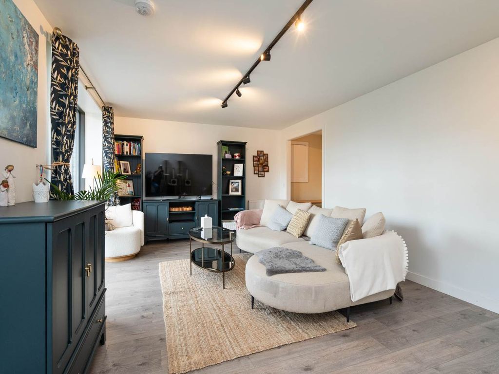 Property photo 3 of 25 Interior003