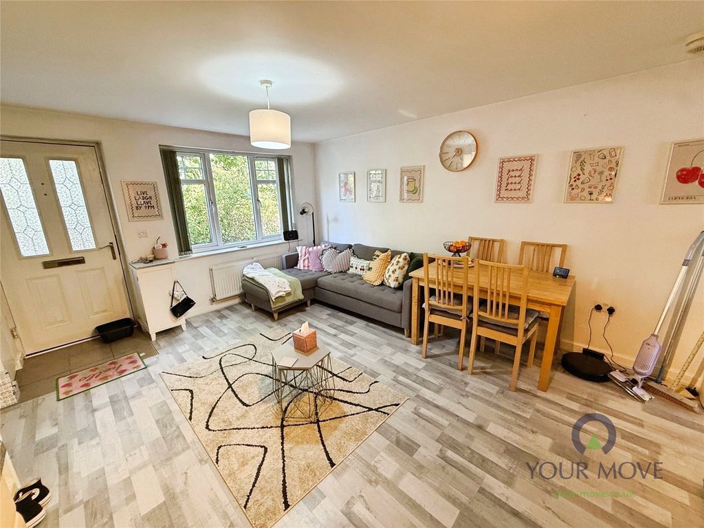Property photo 3 of 10 Living Space