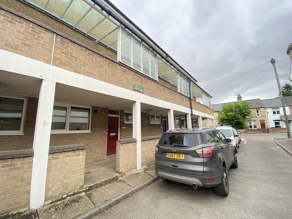 Property photo 1 of 10 One Bed Flat For Sale Cambridge Central, Histon Road Cb4