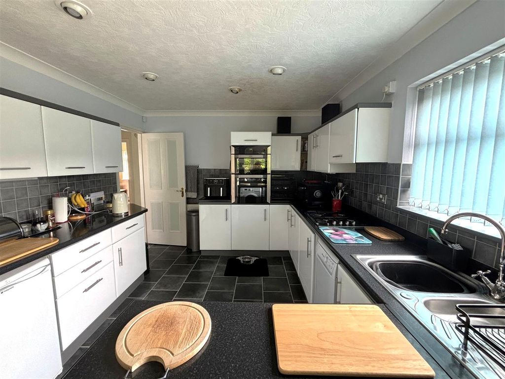 Property photo 3 of 21 Kitchen