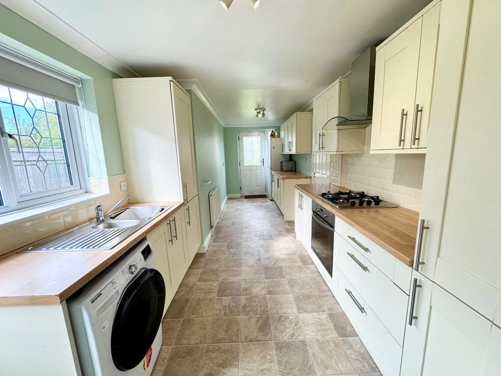 Property photo 3 of 17 Kitchen