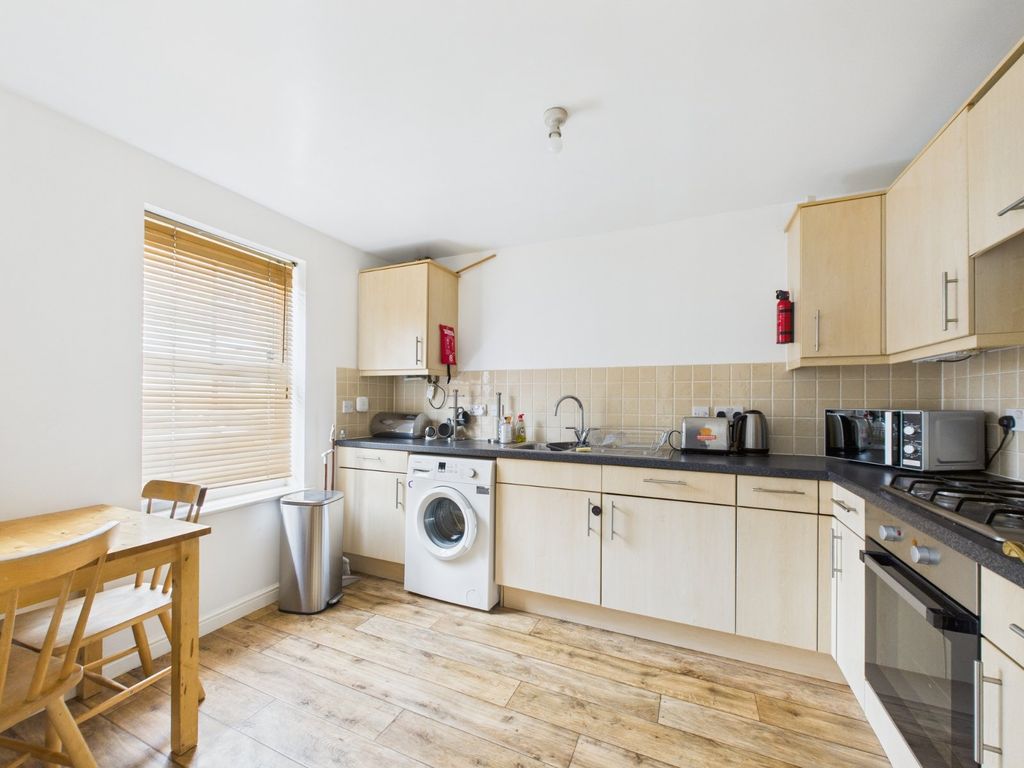 Property photo 3 of 11 Kitchen