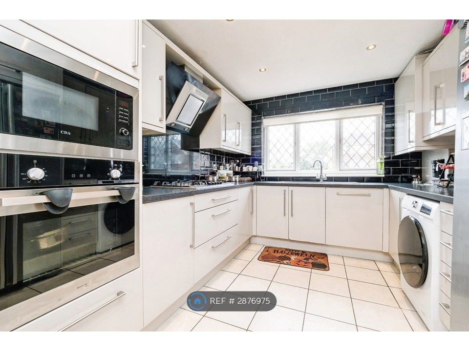 Property photo 3 of 11 Kitchen