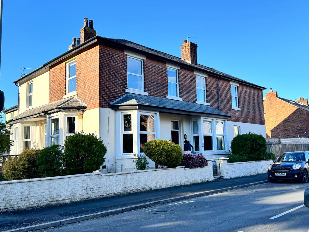 Property photo 2 of 39