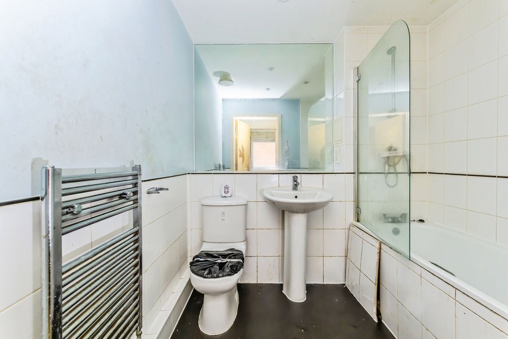 Property photo 3 of 17 Bathroom