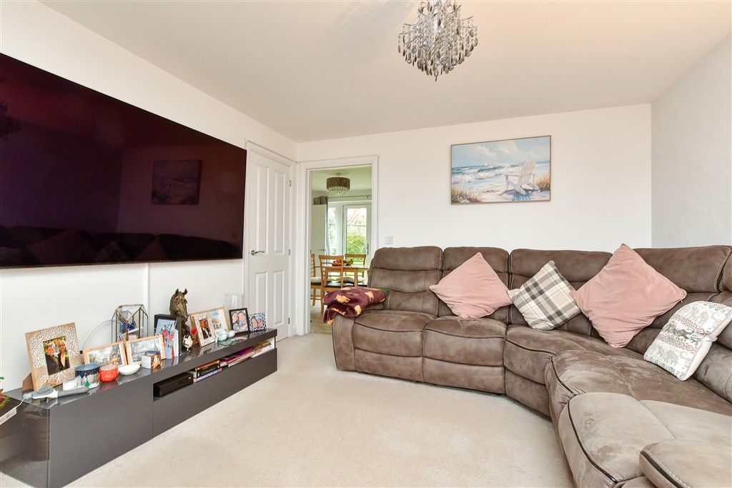 Property photo 3 of 11 Lounge