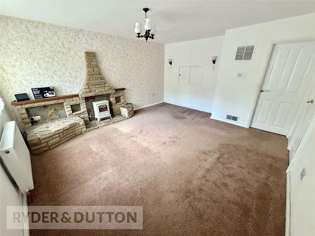 Property photo 3 of 17 Lounge