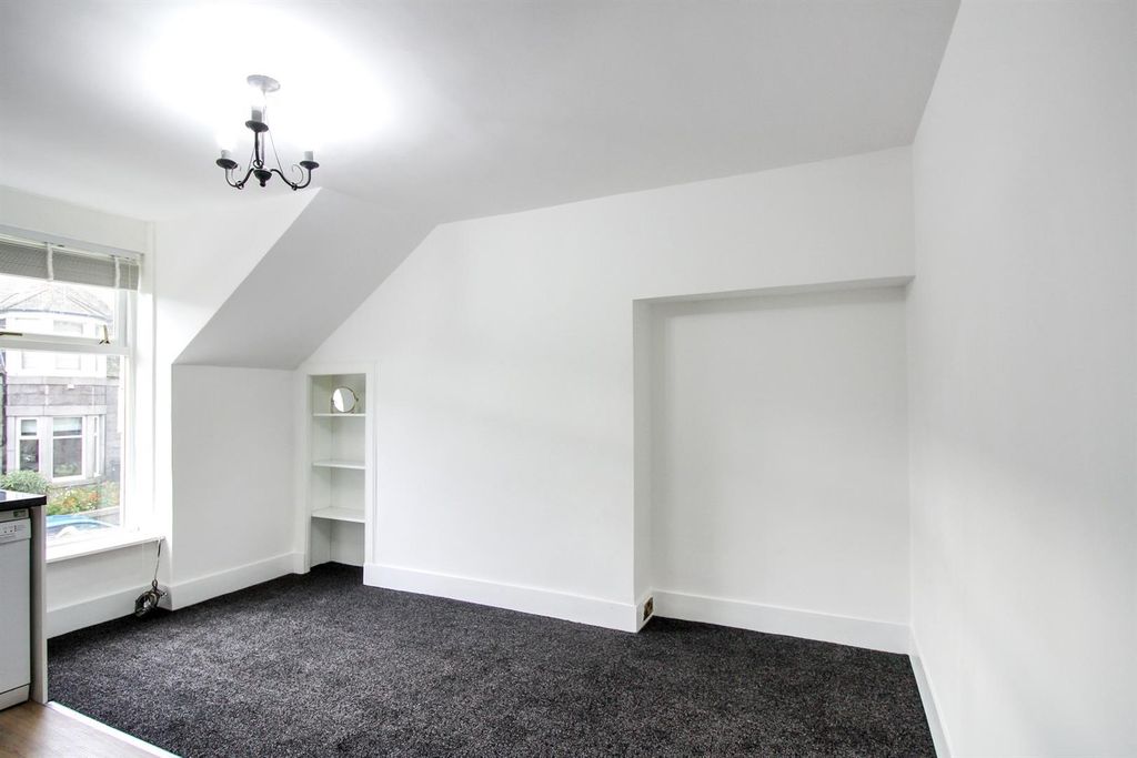 Property photo 3 of 15 03 - Lounge 3.Jpg