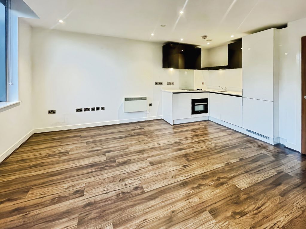 Property photo 2 of 8 Living Room / Kitchen