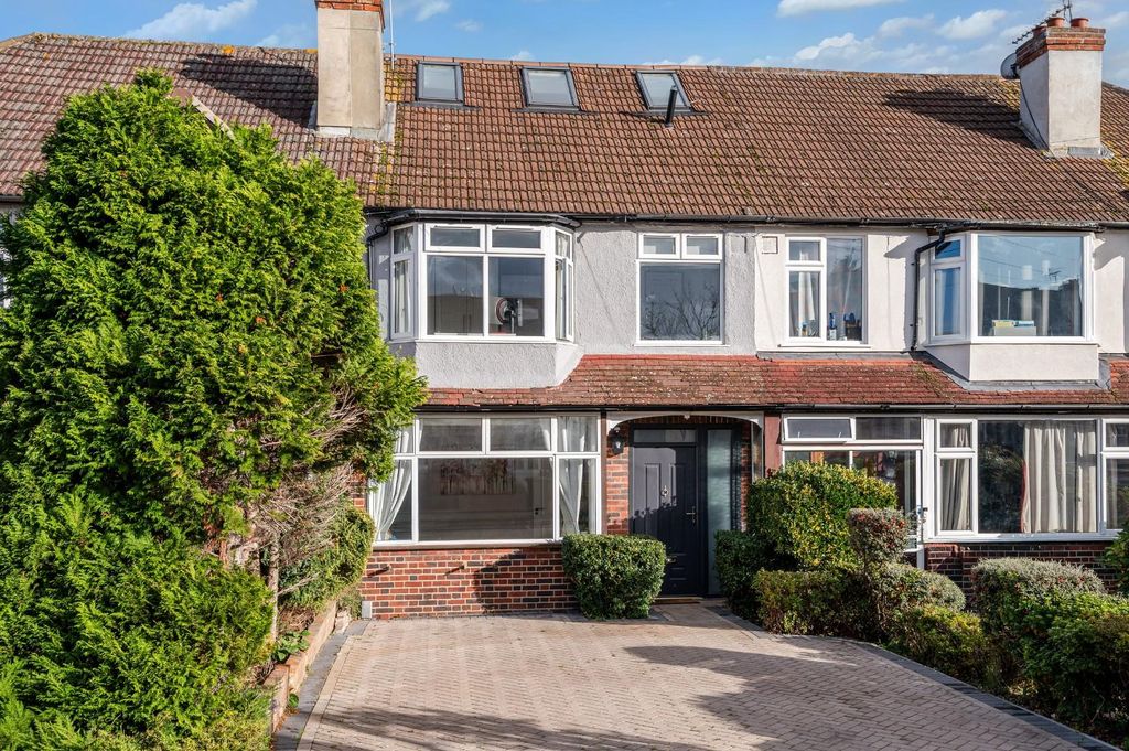 Property photo 1 of 21 Ardrossan Gardens (2).Jpg