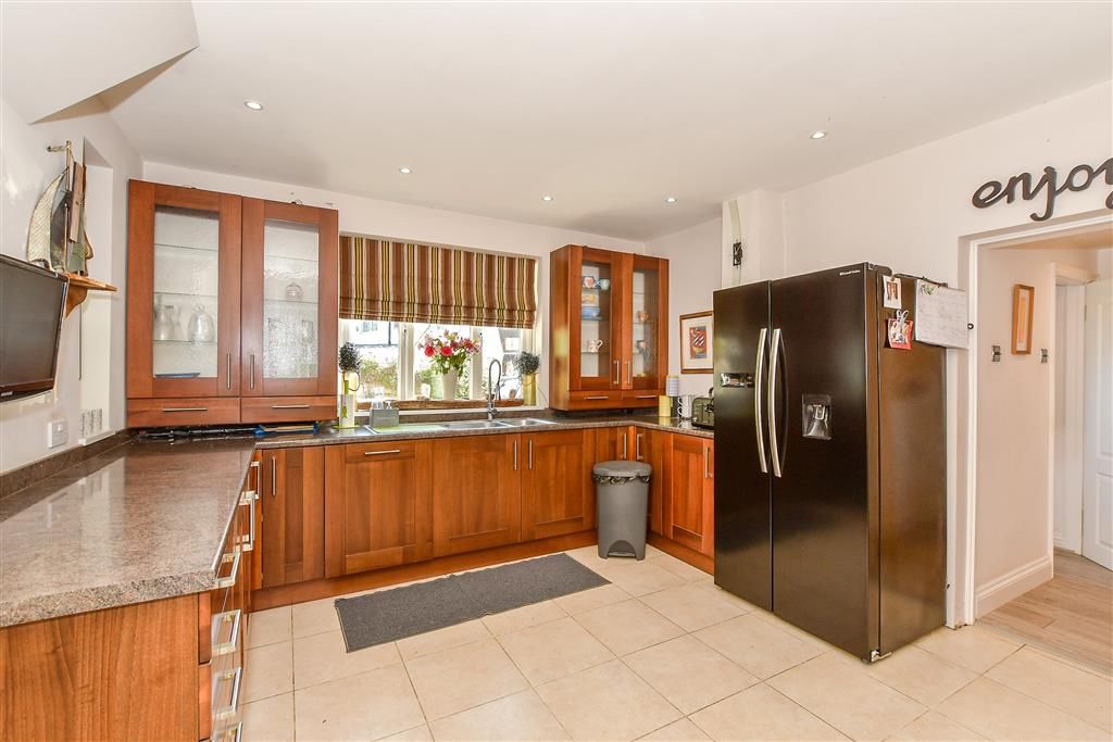 Property photo 3 of 12 Kitchen