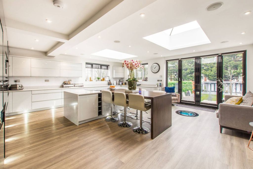 Property photo 2 of 40