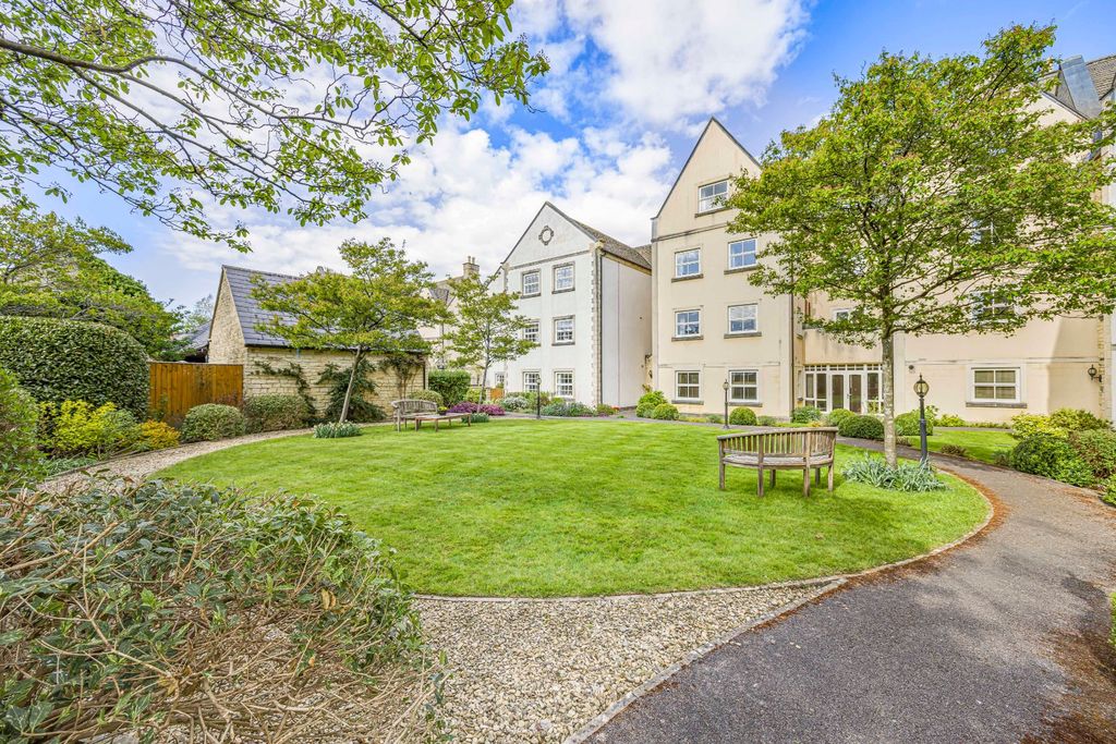 Property photo 1 of 17 Communal Garden