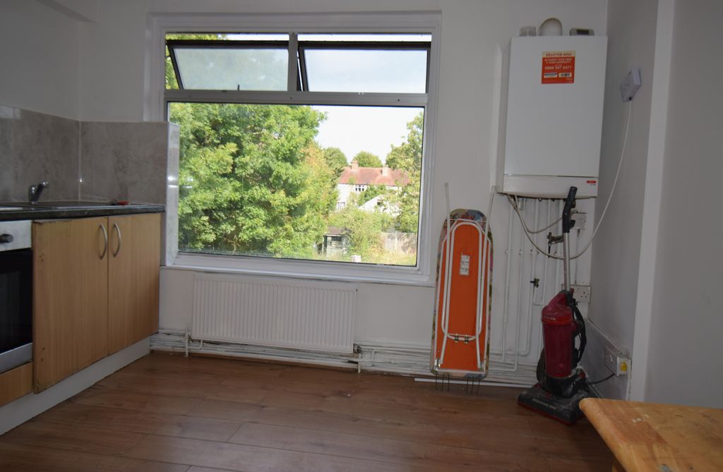 Property photo 2 of 11 Kitchen
