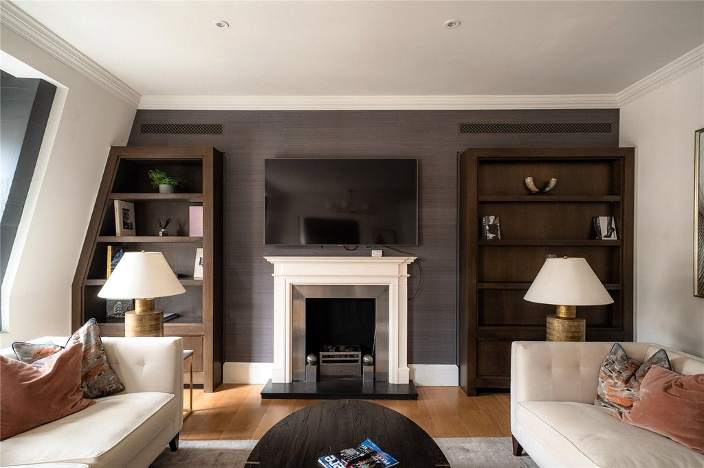 Property photo 3 of 20 Seating