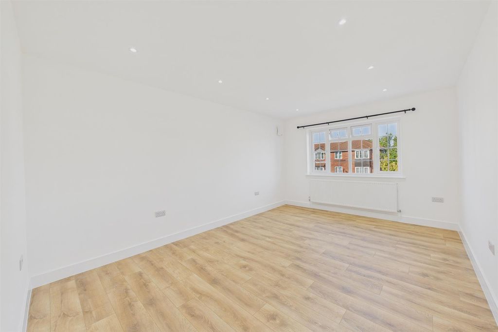 Property photo 3 of 9 Cam02700G0-Pr0357-Still007.Jpg