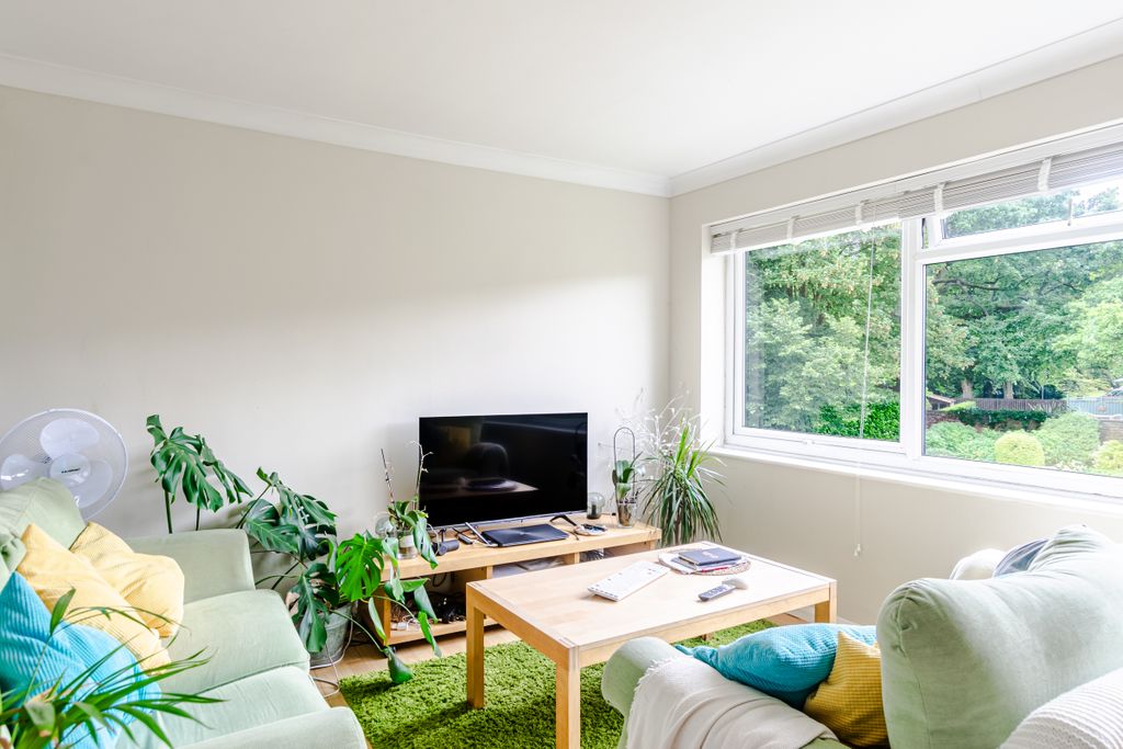 Property photo 3 of 17 Lounge2